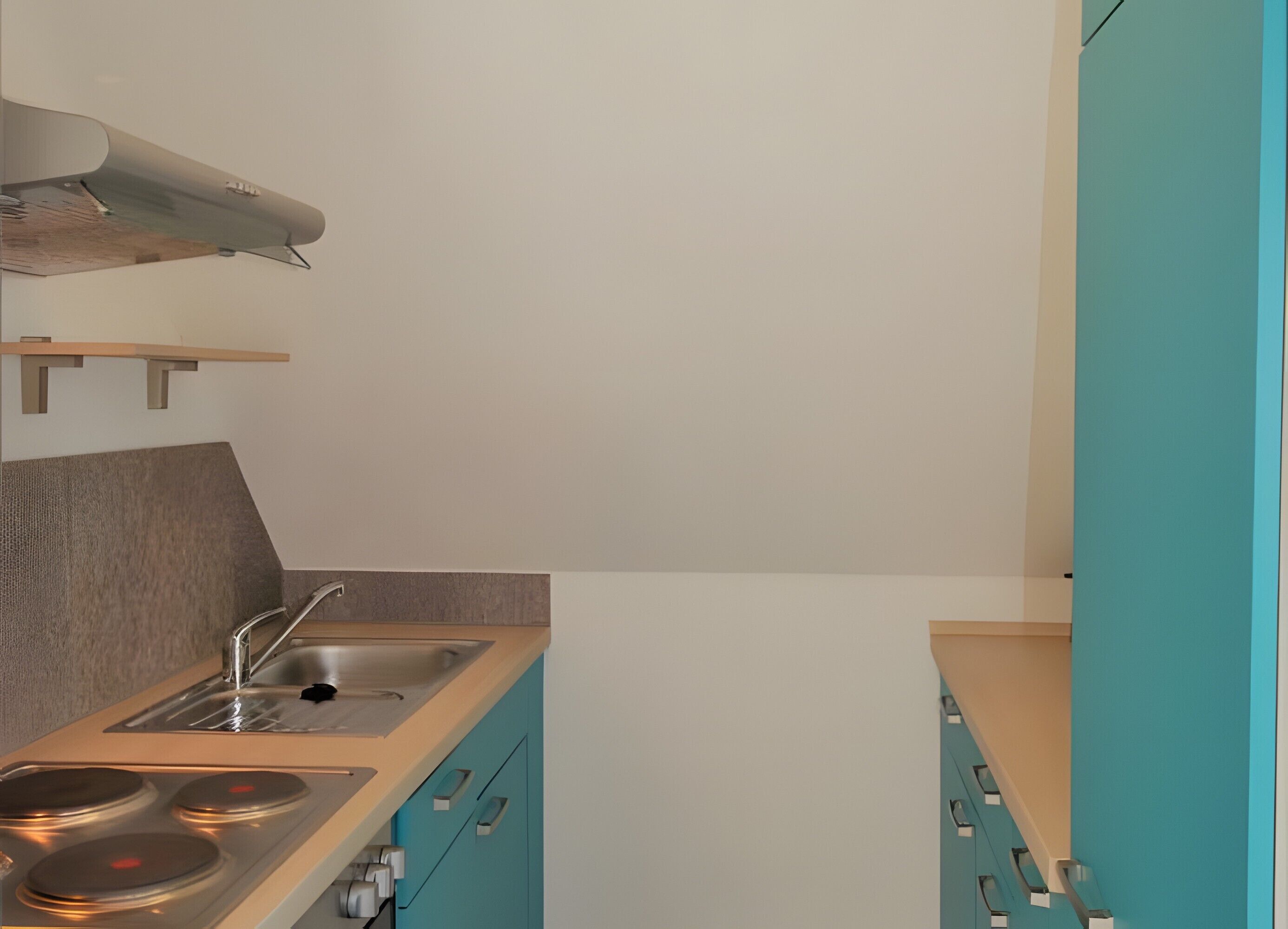 Kaffe- och tebryggare, kylskåp, ugn och spishäll