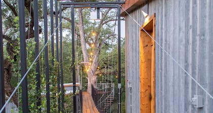 Romantic Tree House Rental with Soaking Tub near Austin in Spicewood, Texas