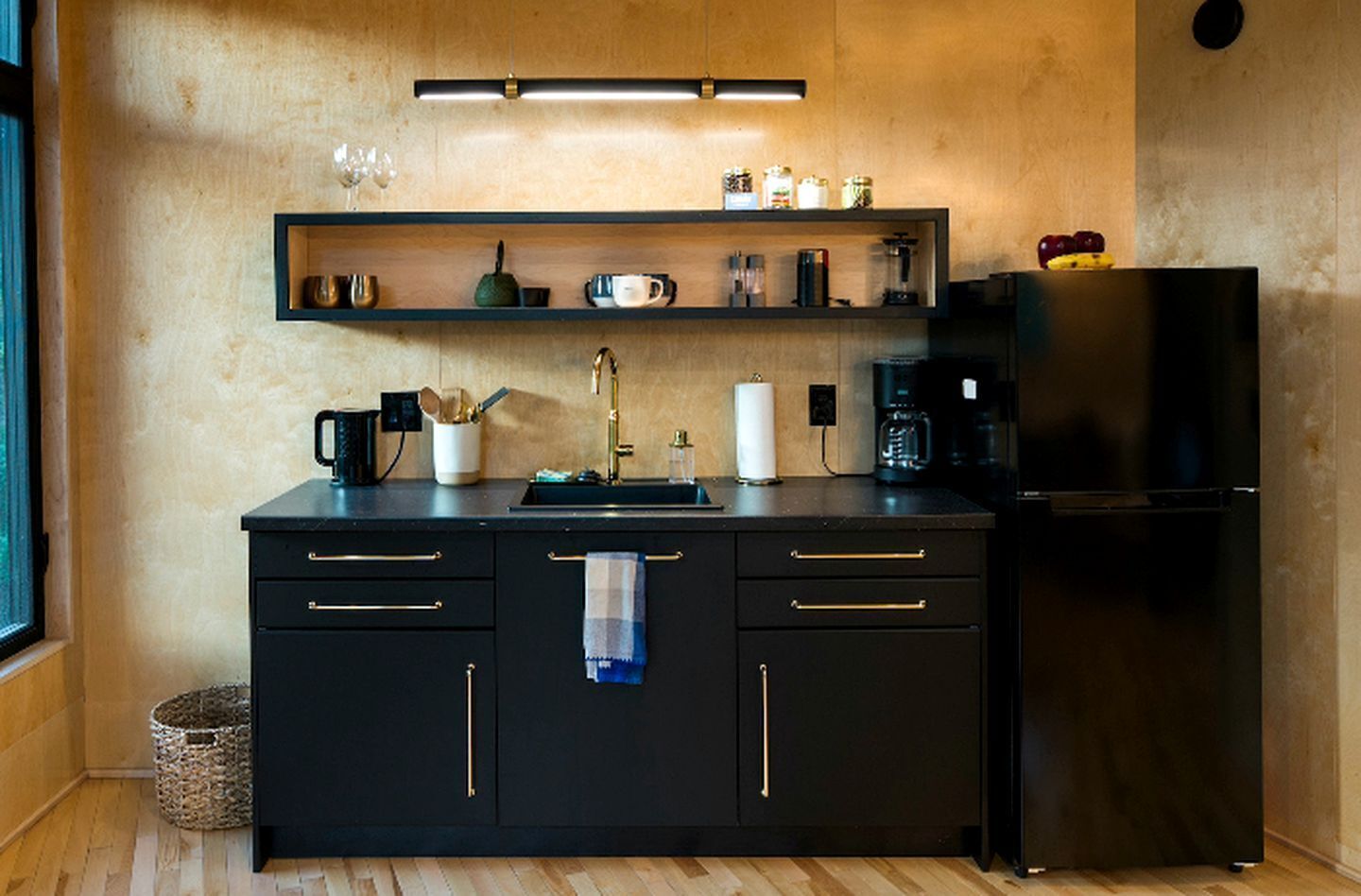 Coffee/tea maker, fridge, stovetop
