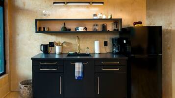 Coffee/tea maker, fridge, stovetop