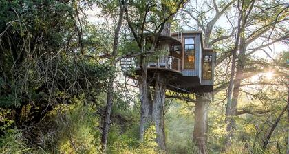 Romantic Tree House Rental with Soaking Tub near Austin in Spicewood, Texas