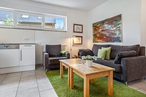 TV - Apartment 'Haus 44 EG' with Lake View, Private Terrace and Wi-Fi (Röbel)