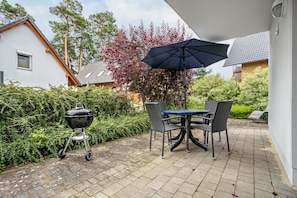 Outdoor dining - Apartment 'Haus 44 EG' with Lake View, Private Terrace and Wi-Fi (Röbel)