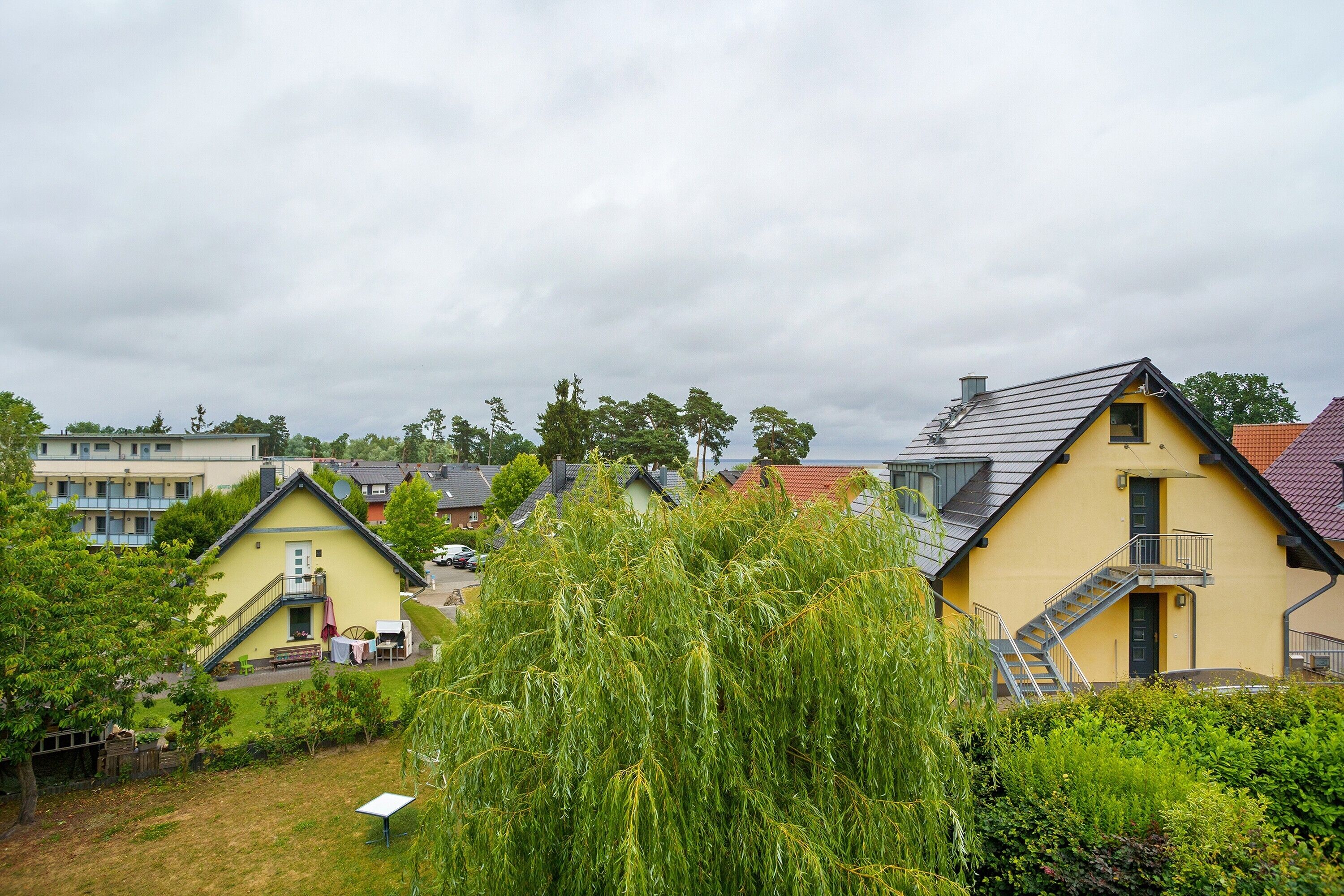 Un quartier résidentiel avec des maisons, un escalier et un jardin.
