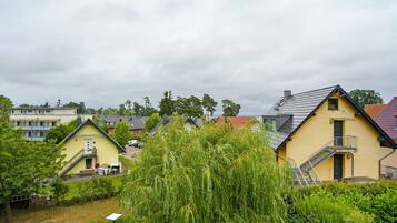 Un quartier résidentiel avec des maisons, un escalier et un jardin.