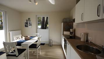 Coffee/tea maker, fridge, oven, stovetop