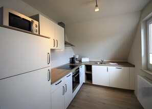 Wasserkocher mit Kaffee-/Teezubehör, Kühlschrank, Ofen, Herdplatte