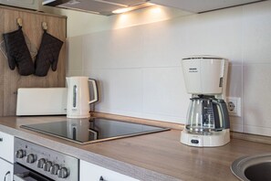 Eine Küche mit Kaffeemaschine, Toaster und Herd.