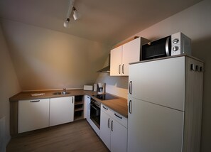Coffee/tea maker, fridge, oven, stovetop - Apartment 'k112 Upper Floor' with Shared Garden, Balcony and Wi-Fi (Röbel)