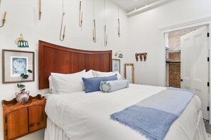 Iron/ironing board, travel cot, WiFi, bed sheets - Old World 2bd | Walk to Conventions & Street Car (New Orleans)