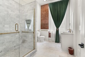Shower, hair dryer, towels, shampoo - Old World 2bd | Walk to Conventions & Street Car (New Orleans)