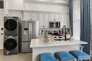 Wasserkocher mit Kaffee-/Teezubehör, Kühlschrank, Mikrowelle, Ofen