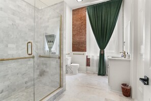 Douche, sèche-cheveux, serviettes fournies, shampoing