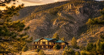 Fabulous 5-bedroom cabin in Westcliffe perfect for your getaway