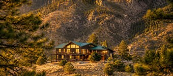 Fabulous 5-bedroom cabin in Westcliffe perfect for your getaway