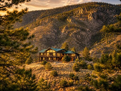 Fabulous 5-bedroom cabin in Westcliffe perfect for your getaway