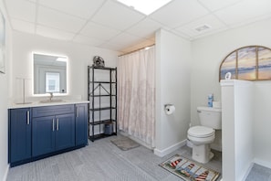 Dusj, hårføner, håndklær og såpe