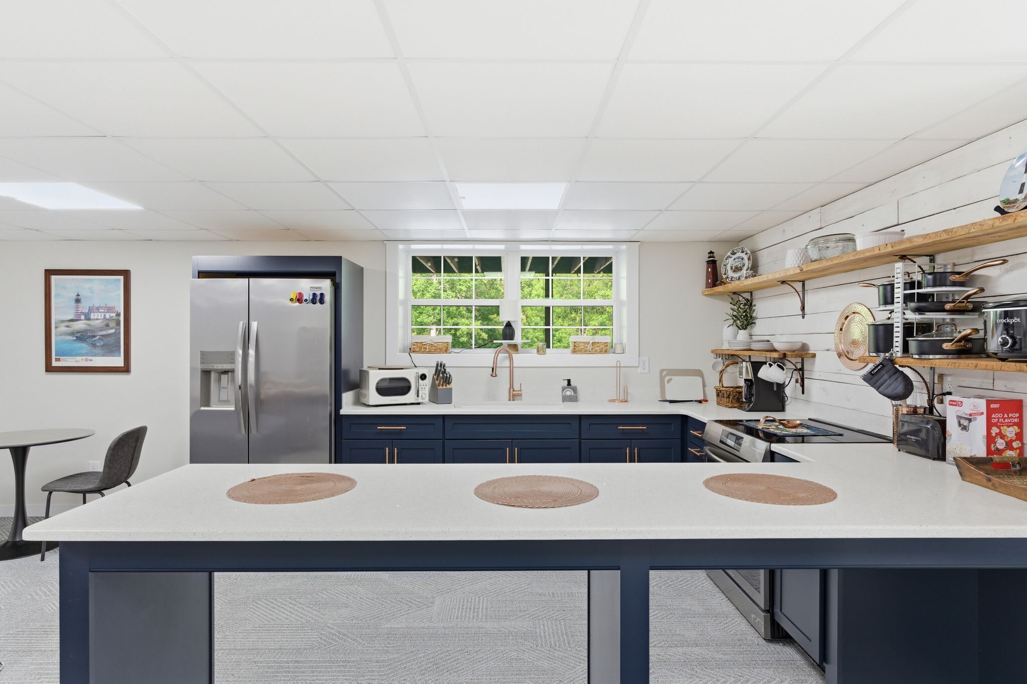 Een koffiezetapparaat/waterkoker, een koelkast, een magnetron, een oven