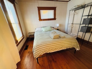 2 bedrooms, internet, bed sheets