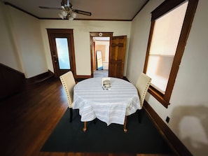 Dining - Downtown Creston Hideaway walk-in distance to uptown! (Creston)