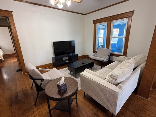 Downtown Creston Hideaway walk-in distance to uptown!