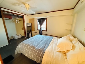 Room - Downtown Creston Hideaway walk-in distance to uptown! (Creston)