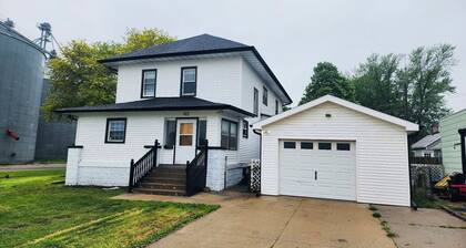 Downtown Creston Hideaway walk-in distance to uptown!