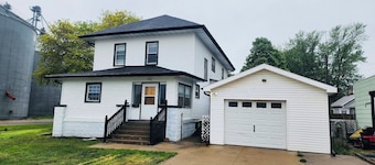 Downtown Creston Hideaway walk-in distance to uptown!
