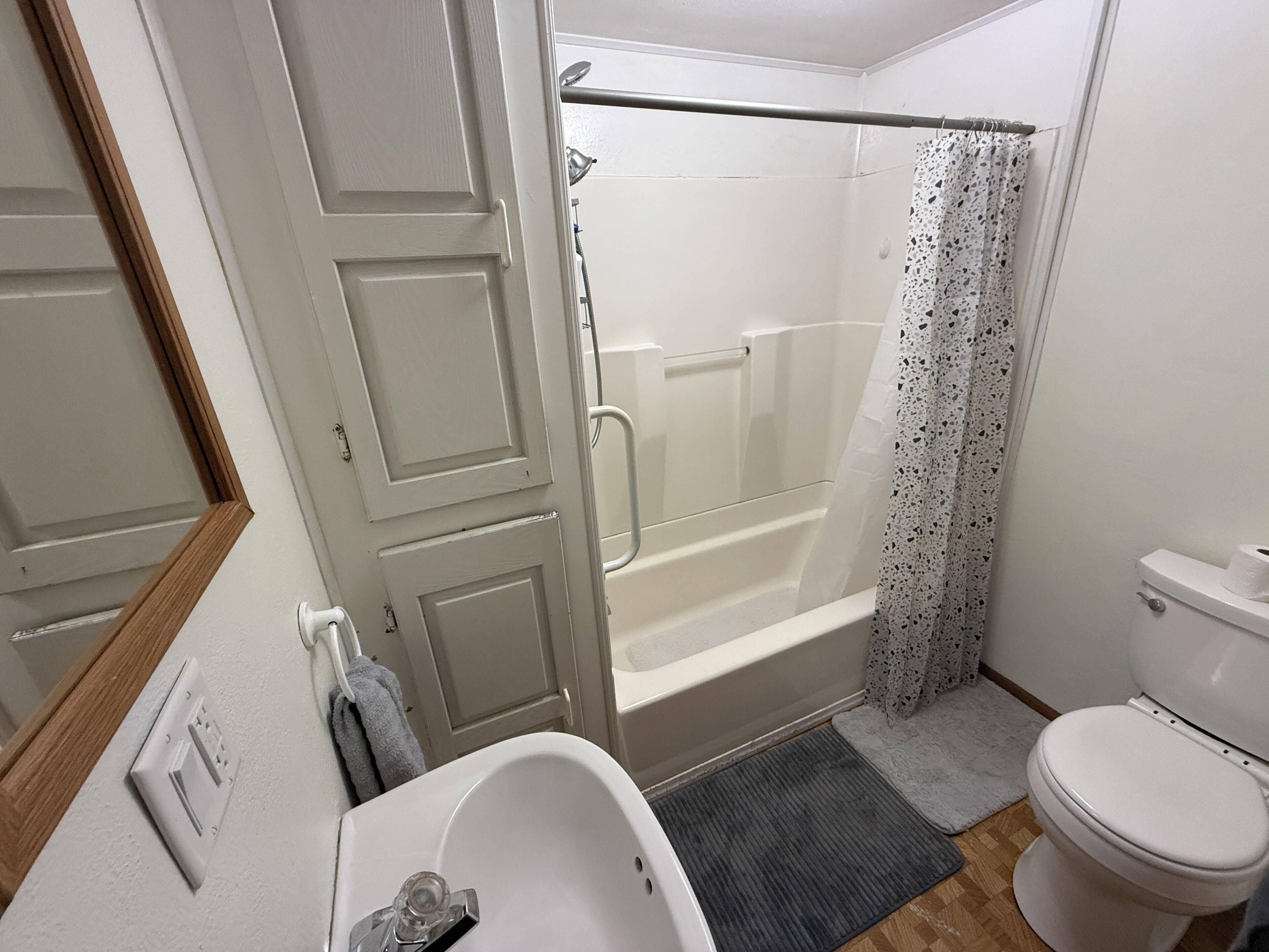 Un baño con bañera, inodoro y ducha.