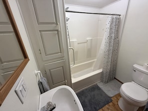 Bathroom - Downtown Creston Hideaway walk-in distance to uptown! (Creston)