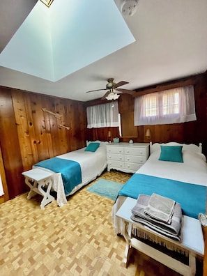 Tabla de planchar con plancha, wifi y ropa de cama 