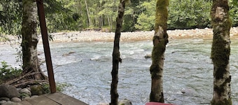 Phenomenal Cottage, Steps to Sandy River/Beach/Trail/Shopping/Restaurants w/Golf
