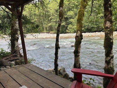 Phenomenal Cottage, Steps to Sandy River/Beach/Trail/Shopping/Restaurants w/Golf