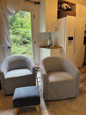 Living area - Phenomenal  Cottage, Steps to Sandy River/Trail/Shops (Mount Hood Village)
