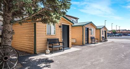 Freshly Remodeled Private Cabin with Ground-Level Privacy Near Wall Drug – Wall, South Dakota