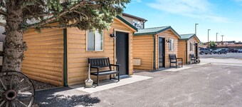 Freshly Remodeled Private Cabin with Ground-Level Privacy Near Wall Drug – Wall, South Dakota