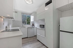Wasserkocher mit Kaffee-/Teezubehör, Kühlschrank, Mikrowelle, Ofen