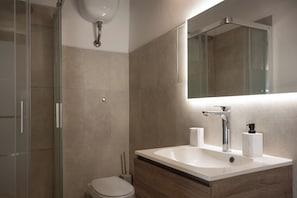 Hair dryer, towels, soap, toilet paper - Santa Croce Cozy Studio (Firenze)
