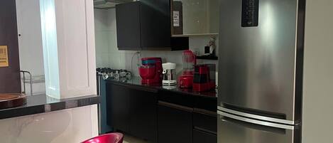 Cafeteira/chaleira, geladeira, micro-ondas, fogão