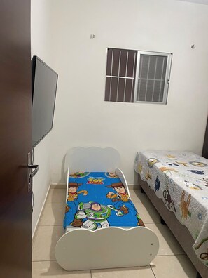 Tabla de planchar con plancha, wifi gratis y ropa de cama 