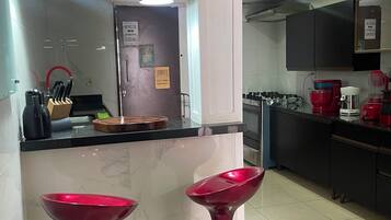 Geladeira, micro-ondas, fogão, cooktop