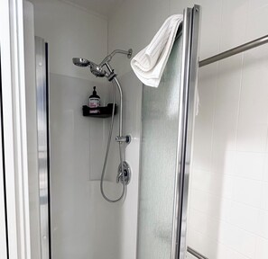 Bathroom - Sunny Studio Garden Cottage!  Walk to Beach or University! (Victoria)