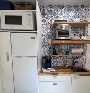 Private kitchen - Sunny Studio Garden Cottage!  Walk to Beach or University! (Victoria)