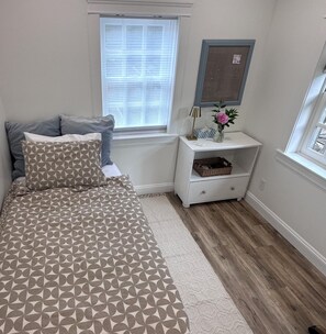 Room - Sunny Studio Garden Cottage!  Walk to Beach or University! (Victoria)