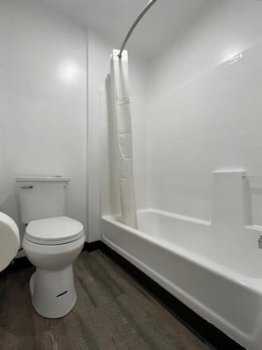Quarto solteiro standard | Banheiro | Banheira