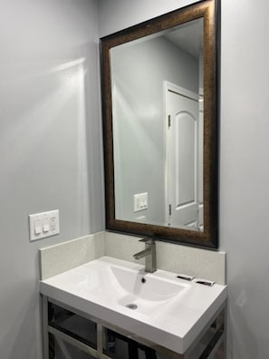 Standard Single Room | Bathroom - Pine Tree Inn  (Los Angeles)