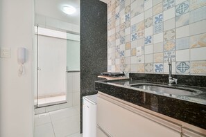 Douche, sèche-cheveux, serviettes fournies