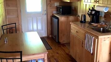 Cafetière-théière, réfrigérateur, four à micro-ondes