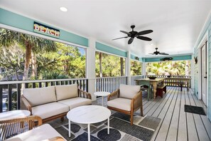 Outdoor dining - Bayberry Breeze - Steps to the Shore - Pool/Hottub (Hilton Head Island)