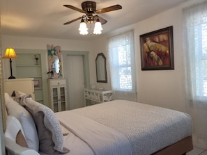 Iron/ironing board, Internet, bed sheets - Charming 1-bedroom Bungalow, Treasure Island, Beach Pool Fish & Boat Dock Access (Treasure Island)